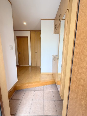 三郷市彦成1丁目　中古戸建の玄関|玄関を開けて見える光景です