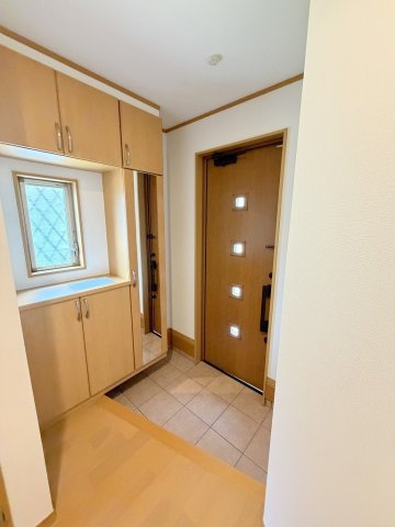 三郷市彦成1丁目　中古戸建の玄関|自然光が差し込む明るい玄関です