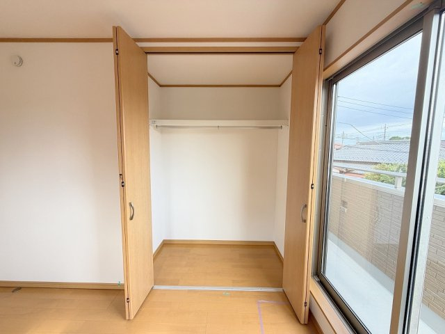 三郷市彦成1丁目　中古戸建の収納|大切な衣類を収納できるクローゼット完備