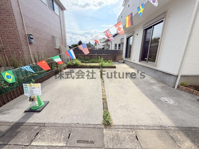 三郷市彦成1丁目　中古戸建の駐車場|家族の車＋来客用にも便利な並列2台駐車可能