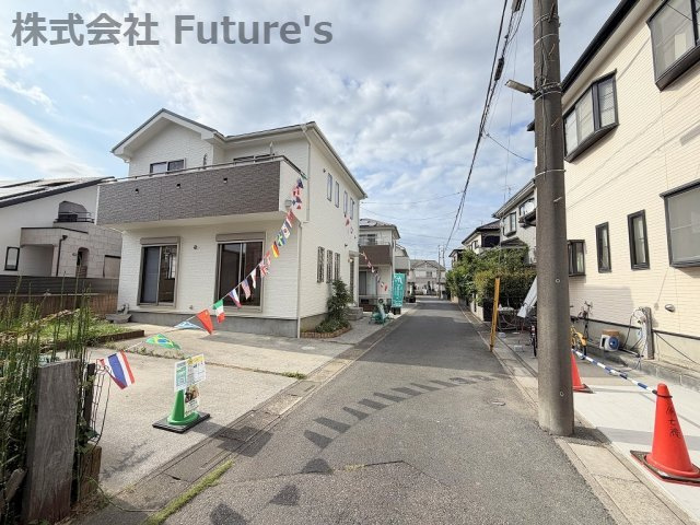 三郷市彦成1丁目　中古戸建の前面道路含む現地写真|前面道路含む現地写真です。