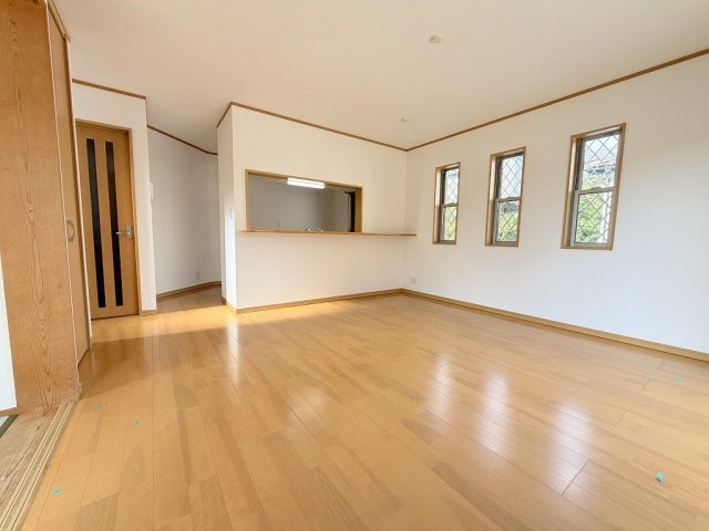 三郷市彦成1丁目　中古戸建の居間・リビング|家族団らんで過ごすリビングは15.2帖の広さを確保