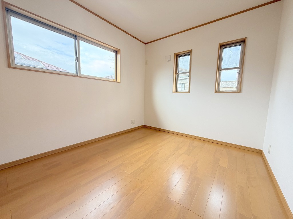 三郷市彦成1丁目　中古戸建の洋室|2面採光の明るい洋室5.2帖・子供部屋としていかがでしょう