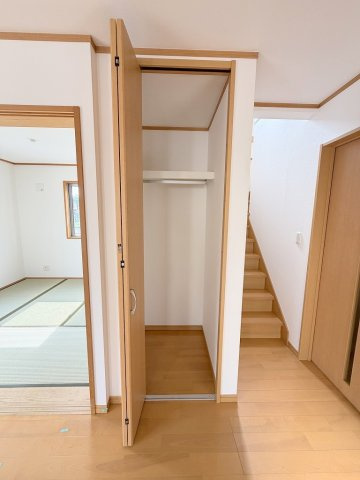 三郷市彦成1丁目　中古戸建の収納|掃除用具の収納にも便利なリビングの収納です