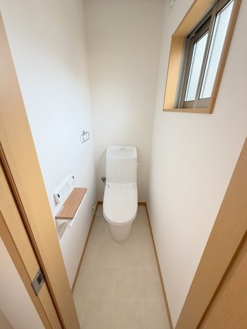三郷市彦成1丁目　中古戸建のトイレ|2階のトイレです