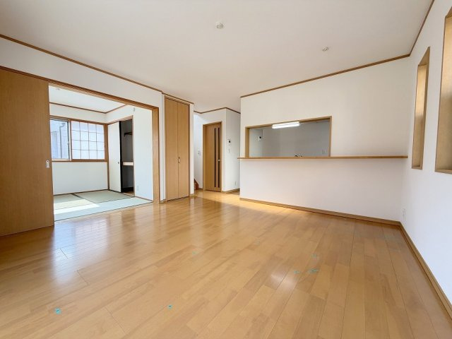 三郷市彦成1丁目　中古戸建の居間・リビング|コミュニケーションの取れるリビングイン階段を採用