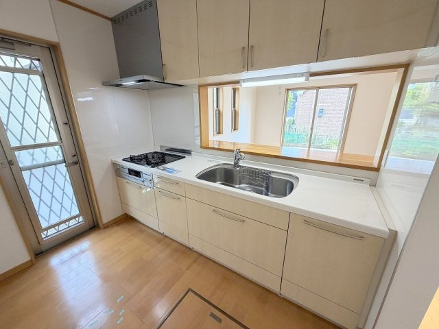 三郷市彦成1丁目　中古戸建のキッチン|勝手口付きで毎日のゴミ出しもラクラク