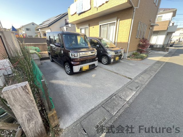 三郷市彦成1丁目　中古戸建の駐車場|カースペース並列2台駐車可能