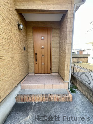 三郷市彦成1丁目　中古戸建のエントランス|玄関アプローチ