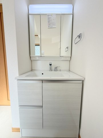 三郷市彦成1丁目　中古戸建の独立洗面台|三面鏡付きシャワードレッサーで朝の準備も快適