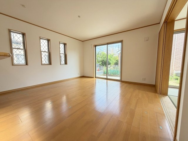 三郷市彦成1丁目　中古戸建の居間・リビング|南向きの陽当たり良好なリビングです