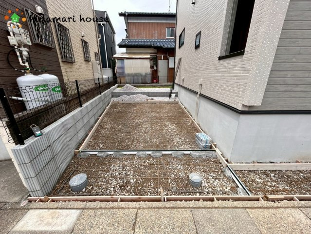 西区佐知川7期　新築戸建　ブルーミング01の駐車場