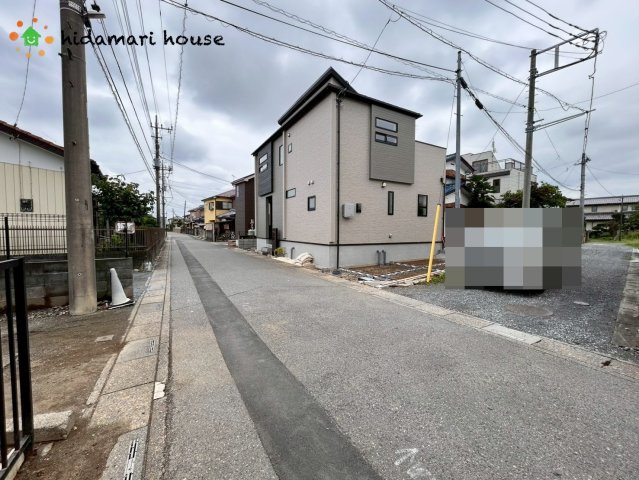 西区佐知川7期　新築戸建　ブルーミング01の前面道路含む現地写真