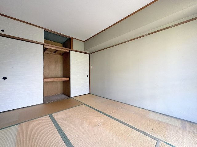 三郷早稲田団地3-4-2号棟の和室|天袋付きの押入が付いた和室