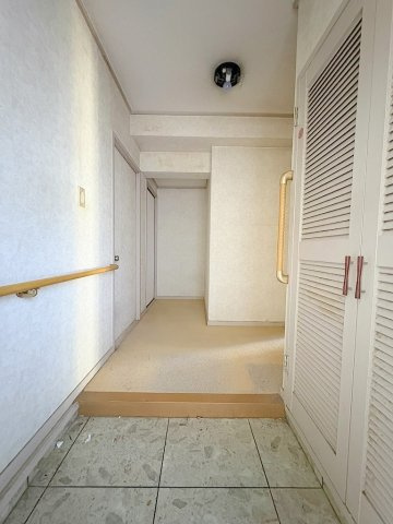 三郷早稲田団地3-4-2号棟の玄関|玄関から見た室内写真です