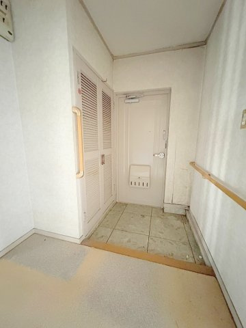 三郷早稲田団地3-4-2号棟の玄関|シューズボックス付きの玄関です