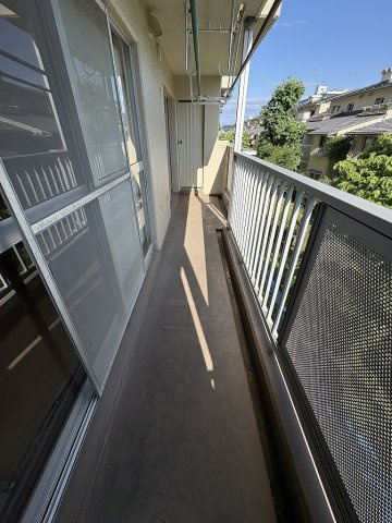 三郷早稲田団地3-4-2号棟のバルコニー|南向きの陽当たり良好なバルコニー