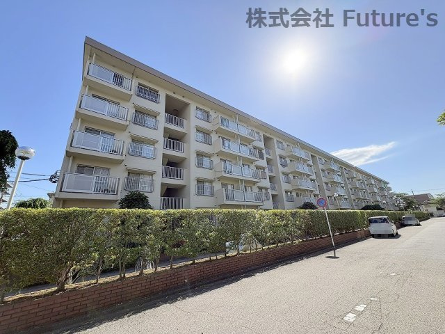 三郷早稲田団地3-4-2号棟の外観|三郷早稲田団地3-4-2号棟！5階建ての2階部分（エレベーターなし）