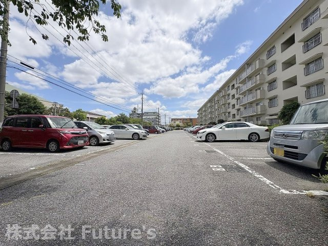 三郷早稲田団地3-4-2号棟の駐車場|敷地内駐車場4台空あり・敷地外駐車場9第空きあり（R6.5確認）