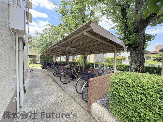 三郷早稲田団地3-4-2号棟の駐輪場|屋根付き駐輪場（無料）