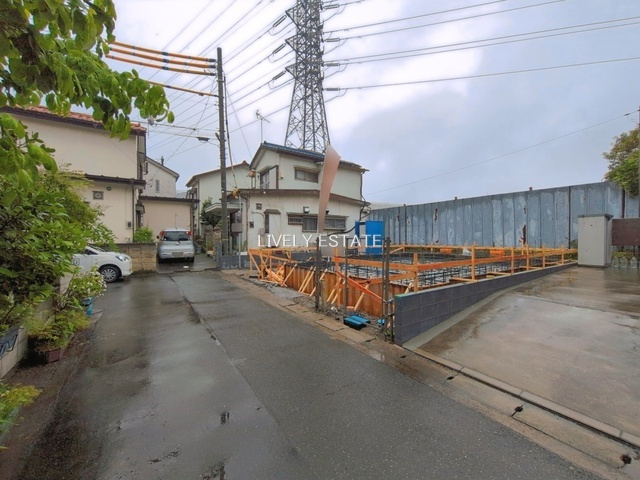 草加市青柳6丁目 新築分譲住宅の前面道路含む現地写真
