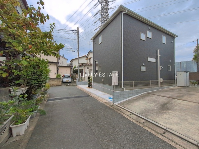 草加市青柳6丁目 新築分譲住宅の前面道路含む現地写真