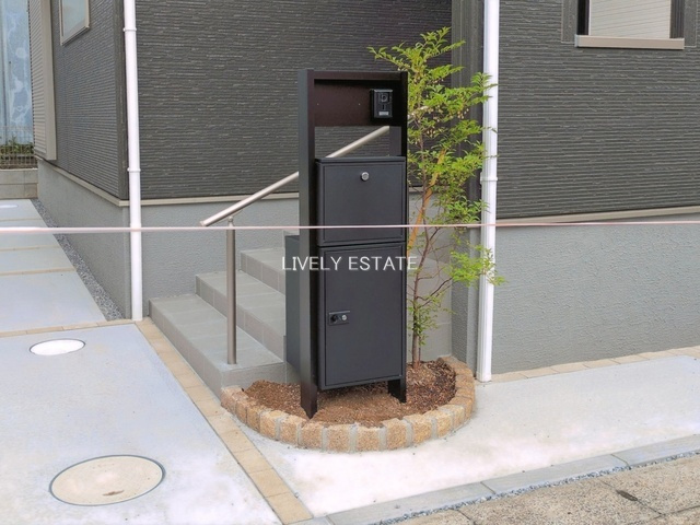 草加市青柳6丁目 新築分譲住宅の設備|インターホン機能・宅配BOX付き門柱