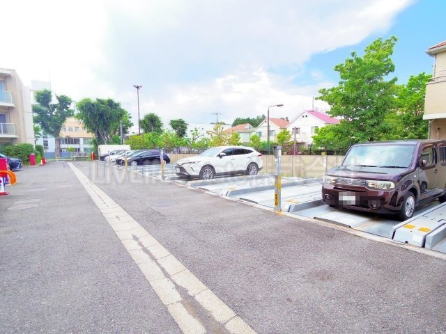 プライムメゾン武蔵野の杜の駐車場