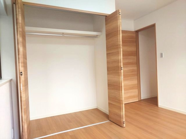 伊丹市荻野4丁目一戸建の洋室|2階西側洋室約6帖