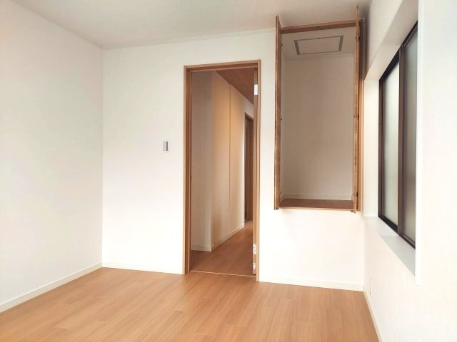 伊丹市荻野4丁目一戸建の洋室|2階東側洋室約6帖