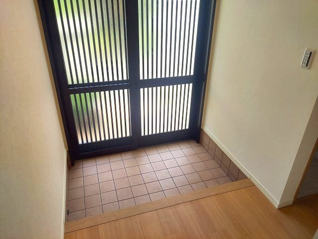 伊丹市荻野4丁目一戸建の玄関