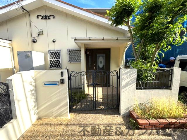 土居田町の中古のおうち　松山市土居田町中古戸建の玄関|明るい玄関です