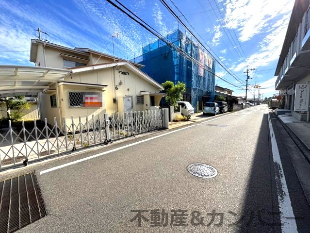 土居田町の中古のおうち　松山市土居田町中古戸建の前面道路含む現地写真|前面道路含む現地写真です