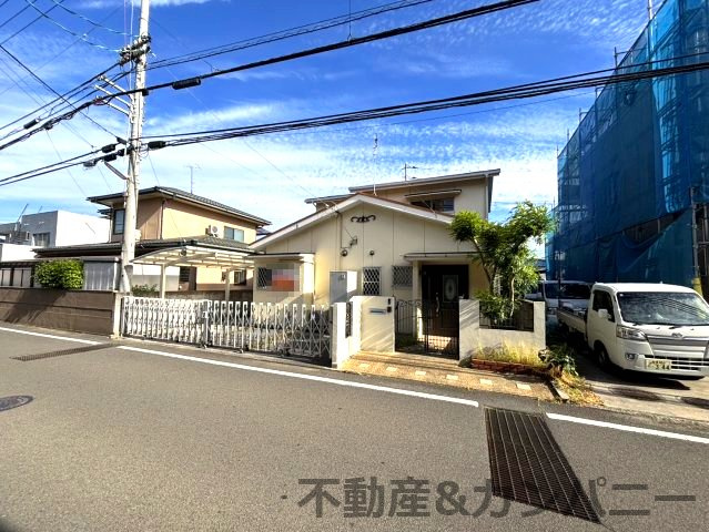 土居田町の中古のおうち　松山市土居田町中古戸建の外観|前面道路含む現地写真です
