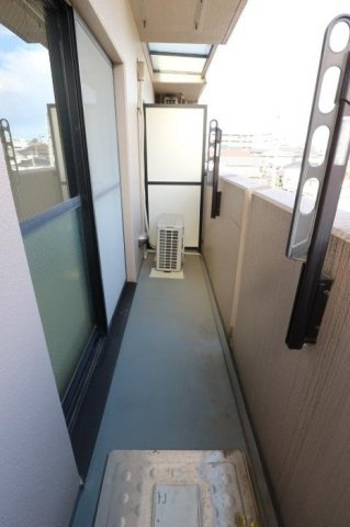 ミレニアムハイツのバルコニー|開放的で明るい空間を演出してくれるバルコニーです