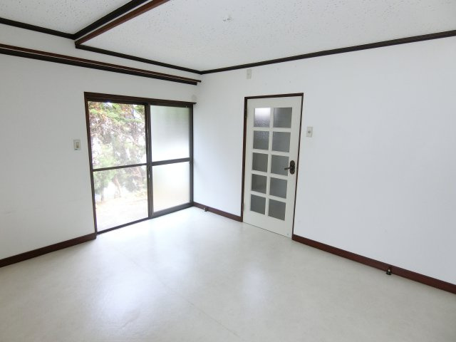 富塚町2156-35戸建の洋室
