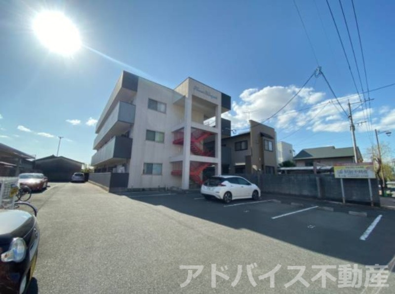 大川市大字榎津のアパートの駐車場