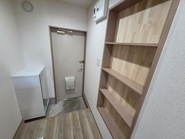 東村山市久米川町３丁目のアパートの玄関