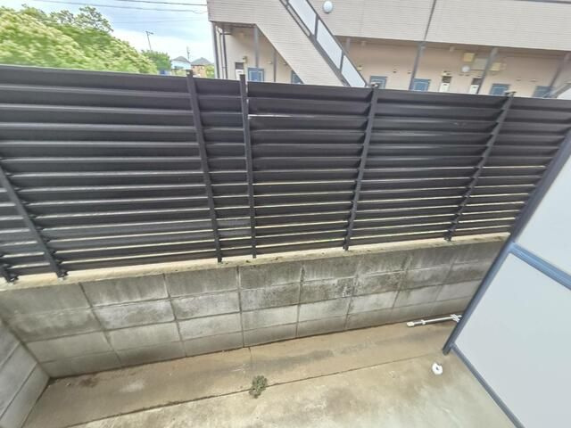 東村山市久米川町３丁目のアパートのバルコニー