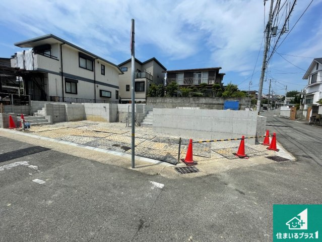 神戸市垂水区神陵台　新築一戸建ての外観|周辺は落ち着いた街並みの住宅地！子育てがしやすい住環境です！まだ未完成ですが、現地でしかわからない事もございます。是非一度ご覧ください。