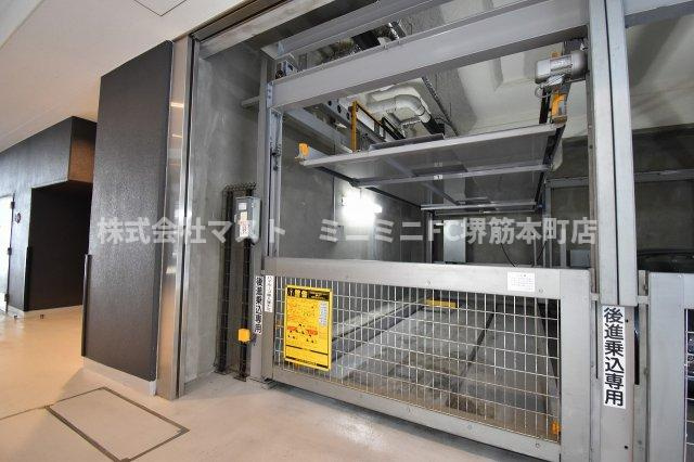 プレサンスタワー北浜の駐車場