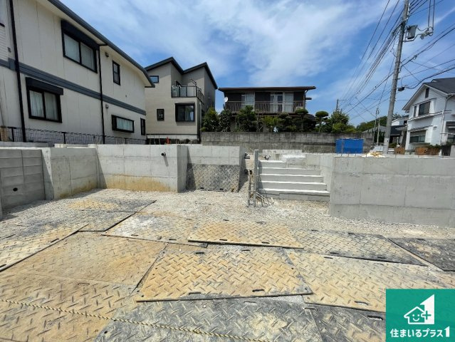 神戸市垂水区神陵台　新築一戸建ての外観|周辺は落ち着いた街並みの住宅地！子育てがしやすい住環境です！まだ未完成ですが、現地でしかわからない事もございます。是非一度ご覧ください。