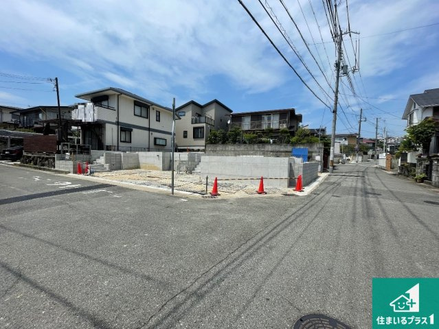 神戸市垂水区神陵台　新築一戸建ての前面道路含む現地写真|周辺は落ち着いた街並みの住宅地！子育てがしやすい住環境です！まだ未完成ですが、現地でしかわからない事もございます。是非一度ご覧ください。