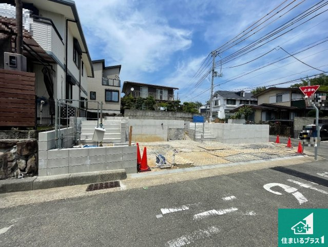 神戸市垂水区神陵台　新築一戸建ての外観|周辺は落ち着いた街並みの住宅地！子育てがしやすい住環境です！まだ未完成ですが、現地でしかわからない事もございます。是非一度ご覧ください。