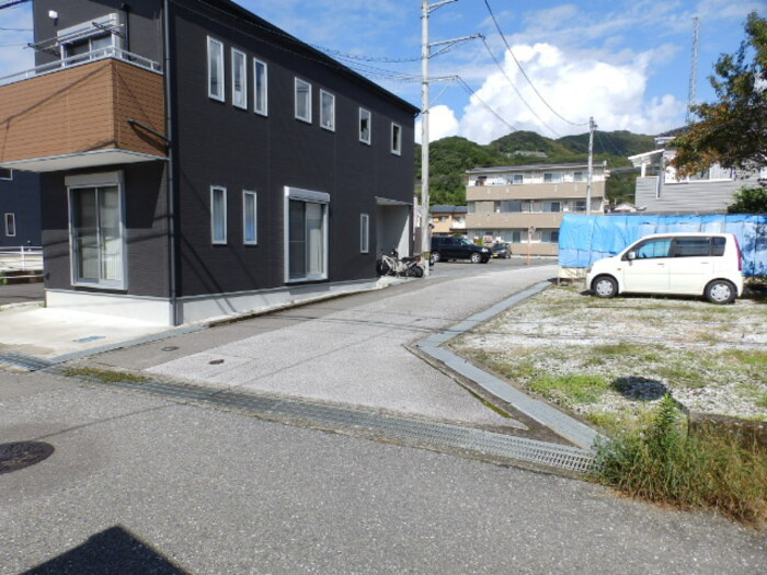 ファミール薊の駐車場|敷地入口