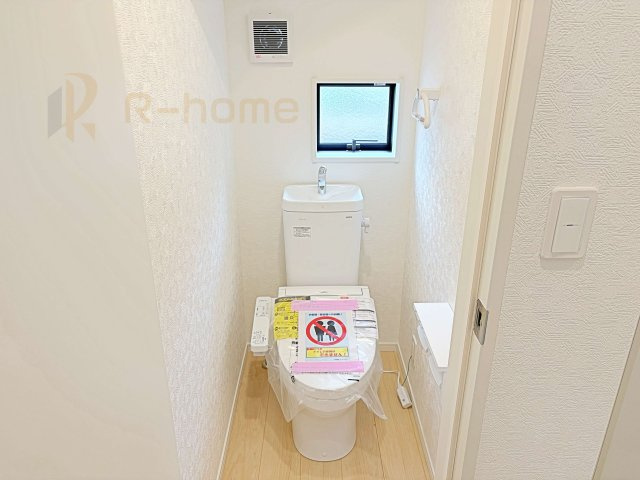 稲敷郡阿見町若栗第7　新築戸建て　1号棟のトイレ|温水洗浄便座付きのトイレ。
トイレが２ヵ所設置で朝の忙しい時間でも安心です。