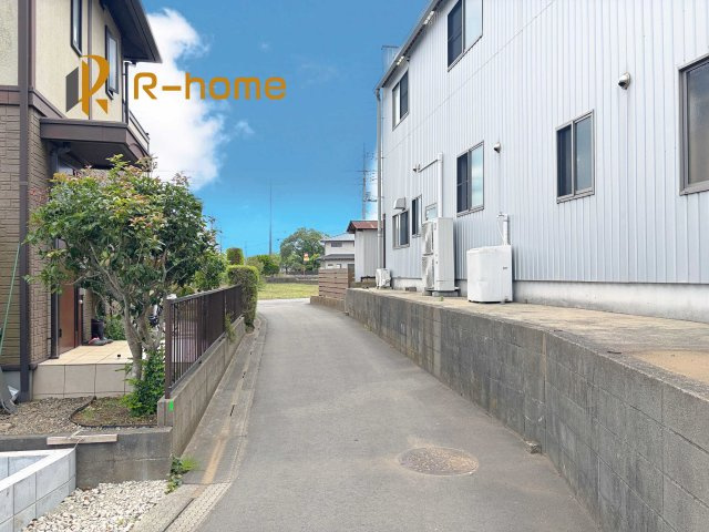 稲敷郡阿見町若栗第7　新築戸建て　1号棟の前面道路含む現地写真|周辺環境も併せて案内致します♪
閑静な住宅地で笑顔あふれる新生活！
ぜひ現地へお越しください♪