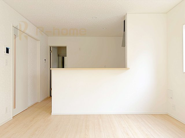 稲敷郡阿見町若栗第7　新築戸建て　1号棟のキッチン|リビングで遊ぶお子様にも目が届くカウンターキッチン！
