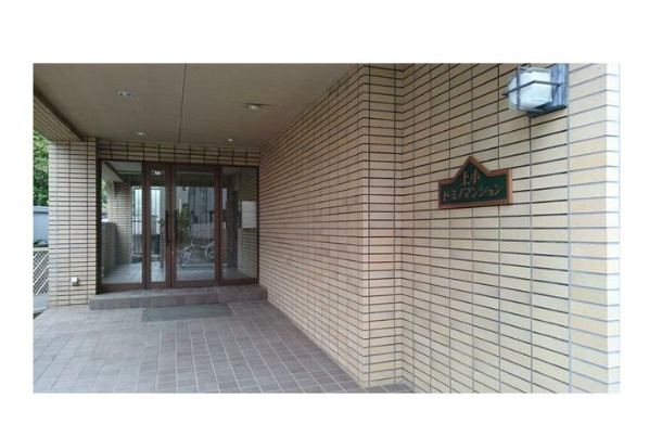 ドミノ上小マンションのエントランス
