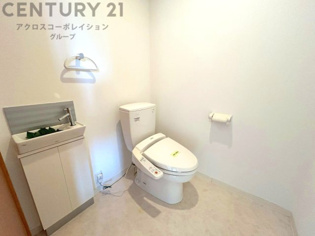 温水洗浄便座付トイレは温水洗浄機能により、暖かい水でおしりを洗浄することができ、冷たい水を使う従来の便座に比べ、温水洗浄機能で暖かいトイレを提供し、快適な使用を可能にします。